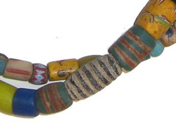 Alte gestreifte Glasperlen AB3 Old striped African Trade beads Afrozip 